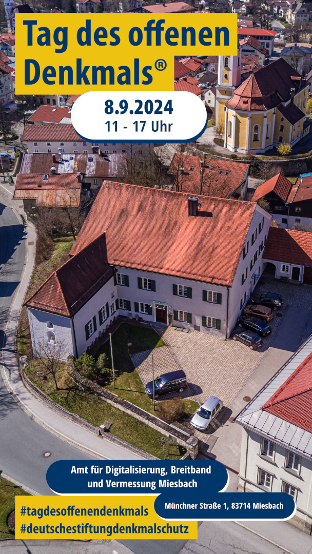 Aufsteller mit allen relevanten Informationen zum Tag des offenen Denkmals, im Hintergrund Ansicht vom Amtsgebäude