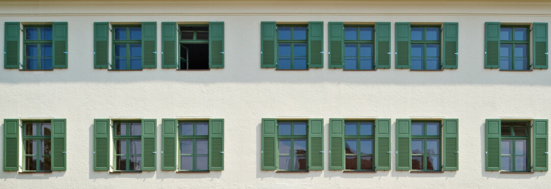 Teilansicht der Frontseite des ADBV Pfaffenhofen mit mehreren Fenstern und grünen Fensterläden